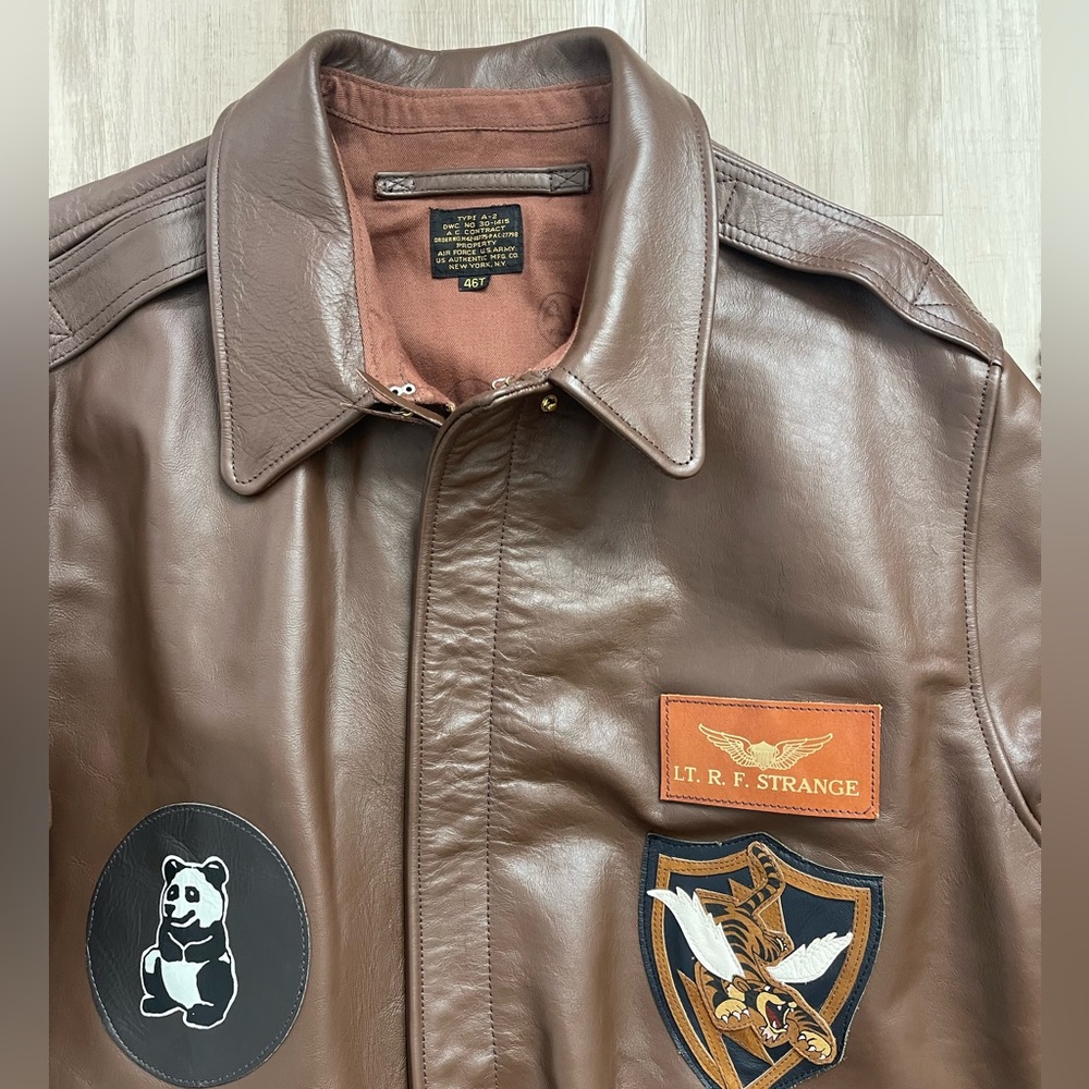 Vintage-Inspired Brown Leather Bomber Jacket with Patch Accents - Picture 4 of 10